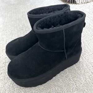 UGG Women’s Classic Mini Platform in Black, Size 9